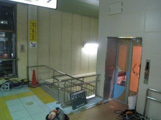武蔵小杉駅北口エレベーター　改札階の内部