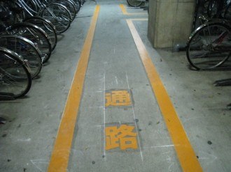 駐輪場の通路境界線表示
